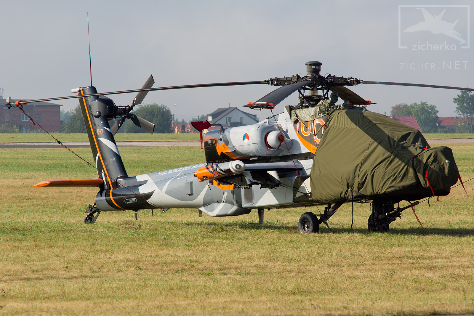 Q-17 Boeing AH-64 D Apache